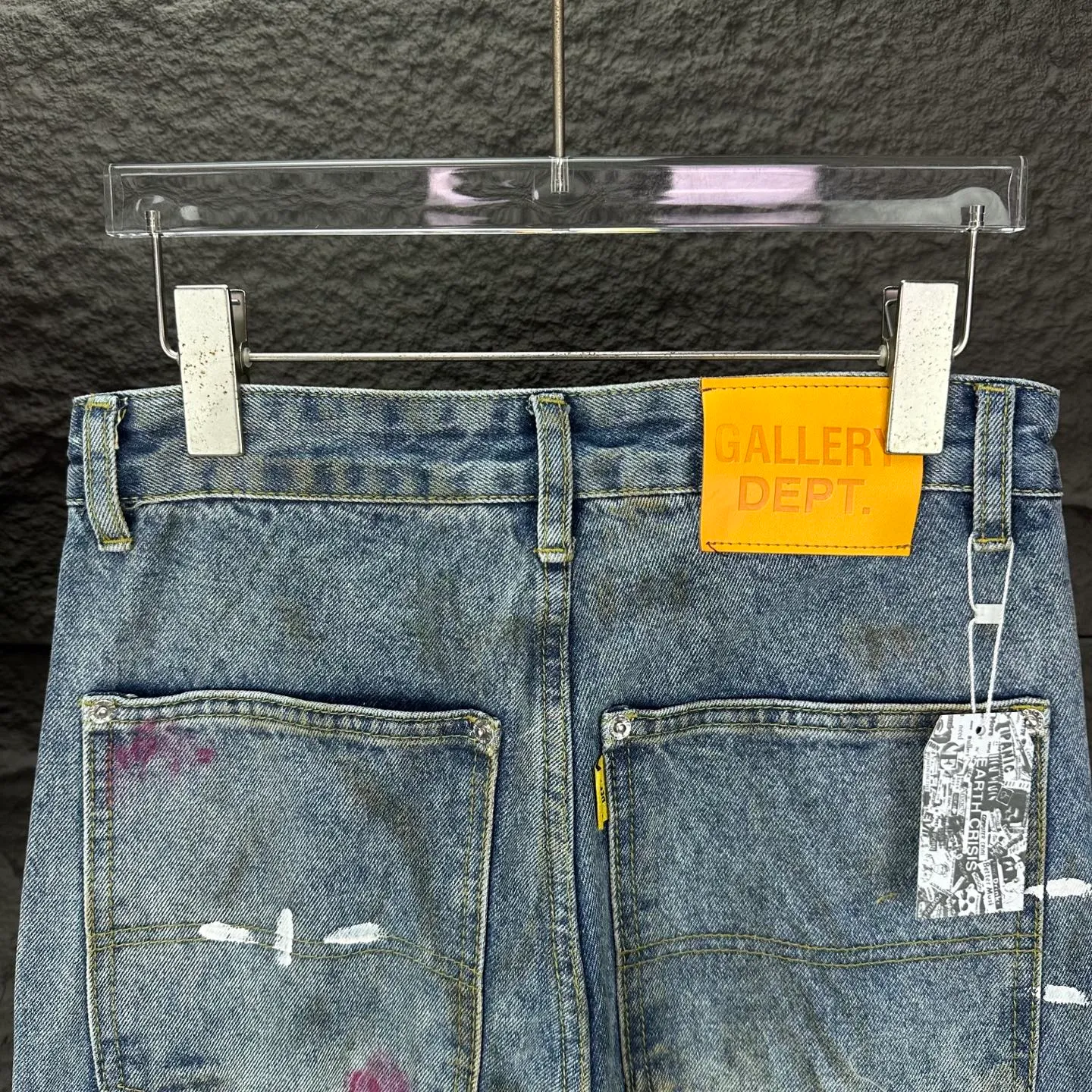 P260 GALLERY DEPT. 2025 new splash-ink hand-painted dirty distressed couple style loose washed jeans 🔥High version🔥High version🔥 Top ceiling quality Styles with different washed textures are very friendly to people with thin legs and thick legs. The straight version is very flattering to the leg shape. Moderate length that never goes out of style, easy to match with casually, basic styling for various styles, a must-have in the wardrobe! The fabric is stiff but also makes the upper body soft without losing texture. The washing process is even more perfect. It is a must-have item for everyone! ! ! Washed wheat, hang tag, pants label, three complete labels, color: blue, size: 28, 30, 32, 34, 36 (five sizes)